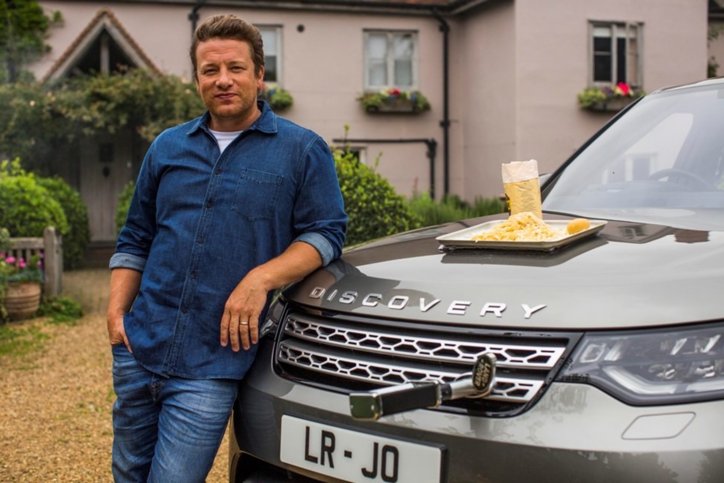 „Land Rover“ inžinieriai prabangų visureigį pagal Jamie Oliverio užsakymą perdarė į prašmatnią virtuvę ant ratų. <br>Gamintojo nuotr.
