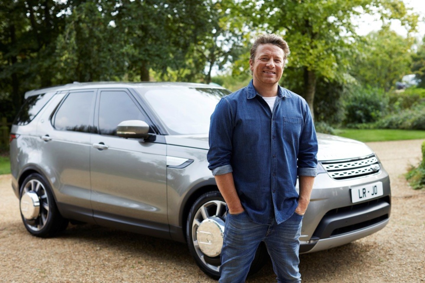 „Land Rover“ inžinieriai prabangų visureigį pagal Jamie Oliverio užsakymą perdarė į prašmatnią virtuvę ant ratų. <br>Gamintojo nuotr.