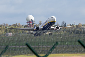 „Ryanair“ vadovas ragina pilotus neišeiti iš darbo, žada didinti darbo užmokestį