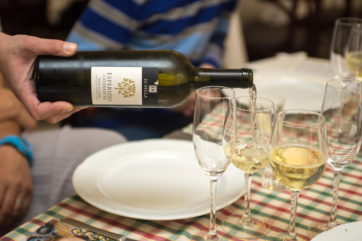  Prie aštuonkojo priderintas sicilietiškas vynas iš 'Catarratto' vynuogių.<br> L.Ruškio nuotr.