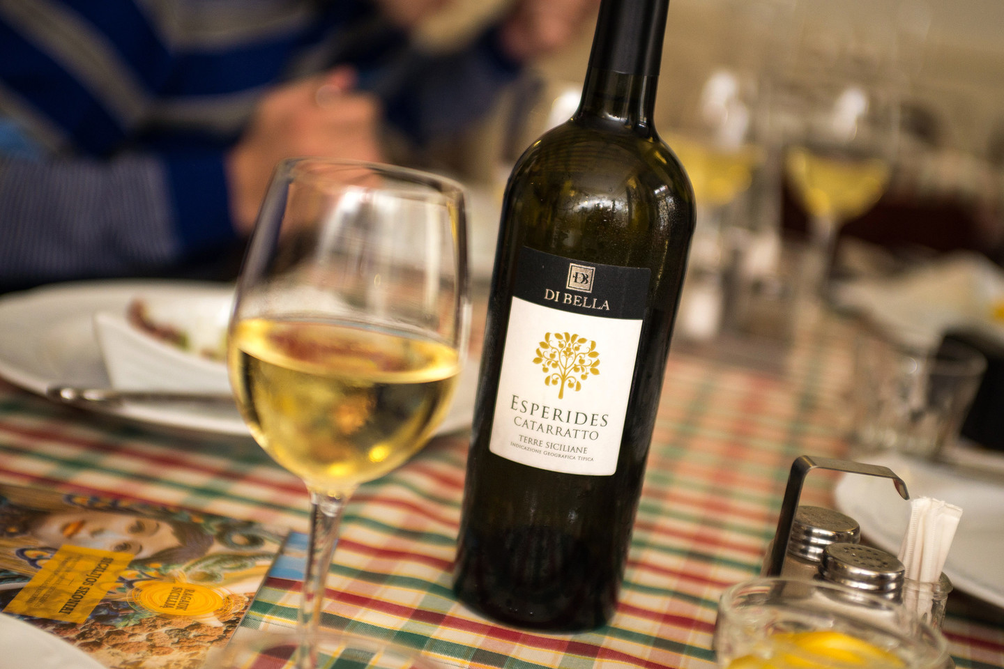  Prie aštuonkojo priderintas sicilietiškas vynas iš 'Catarratto' vynuogių.<br> L.Ruškio nuotr.