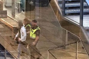 Švedija išvengė išpuolio: vyras į lėktuvą bandė įsinešti bombą „Šėtono motina“