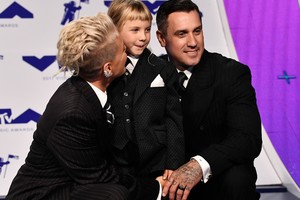 Atlikėja Pink prabilo apie savo santuoką: „Kartais noriu jį padurti su šakute“