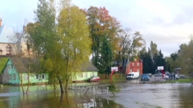 Šilutės rajone sparčiai tvinsta upės, išsiliejęs vanduo apsėmė pastatus