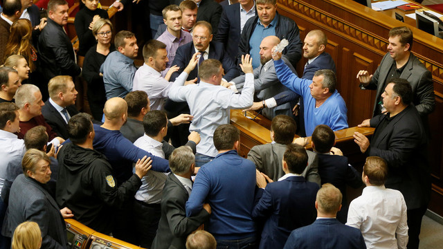 Ukrainos parlamento darbą sutrikdė peštynės