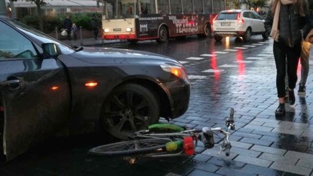 Sostinės centre BMW partrenkė dviratininkę