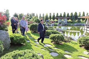 Ambasadorių sužavėjo lietuviškame kaime išpuoselėtas japoniškas sodas