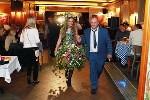 Floristas Modestas Vasiliauskas vėl taikosi į rekordą: alaus šventėje sukūrė suknelę iš apynių