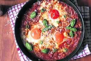 Vėlyvieji itališki pusryčiai: pomidorų padaže kepti kiaušiniai