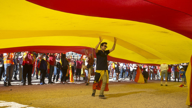 Chaosas Katalonijoje tęsiasi: gyventojai protestuoja, įmonės traukiasi