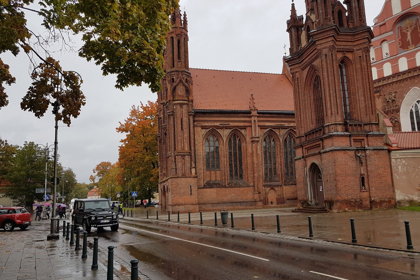 Šis visureigis sekmadienį Vilniuje, Maironio gatvėje partrenkė dvi nepilnametes seseris. Pirminiais duomenimis, jos ėjo pėsčiųjų perėja.