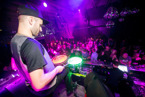 Populiarioje Kauno susibūrimo vietoje  – pasipuošusių merginų šypsenos