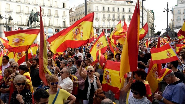Barselonos gatves užplūdo Ispanijos ir Katalonijos vienybės norintys gyventojai