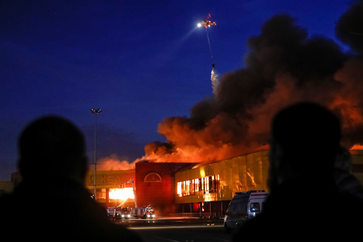 Gaisrą gesina maždaug šimtas žmonių, į pagalbą pasitelkti ir du „Ka-32“ sraigtasparniai.
