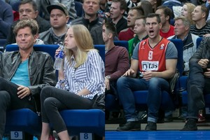 Į krepšinio rungtynes „MG Baltic“ vadovas Darius Mockus atsivedė gražuolę dukrą
