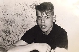 Nuotraukoje – populiarios Lietuvos grupės lyderis. Ar atpažįstate?