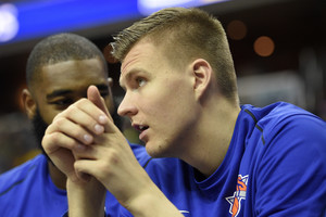 Traumuotas Mindaugas Kuzminskas iš šono stebėjo „Knicks“ lyderio Kristapo Porzingio traumą