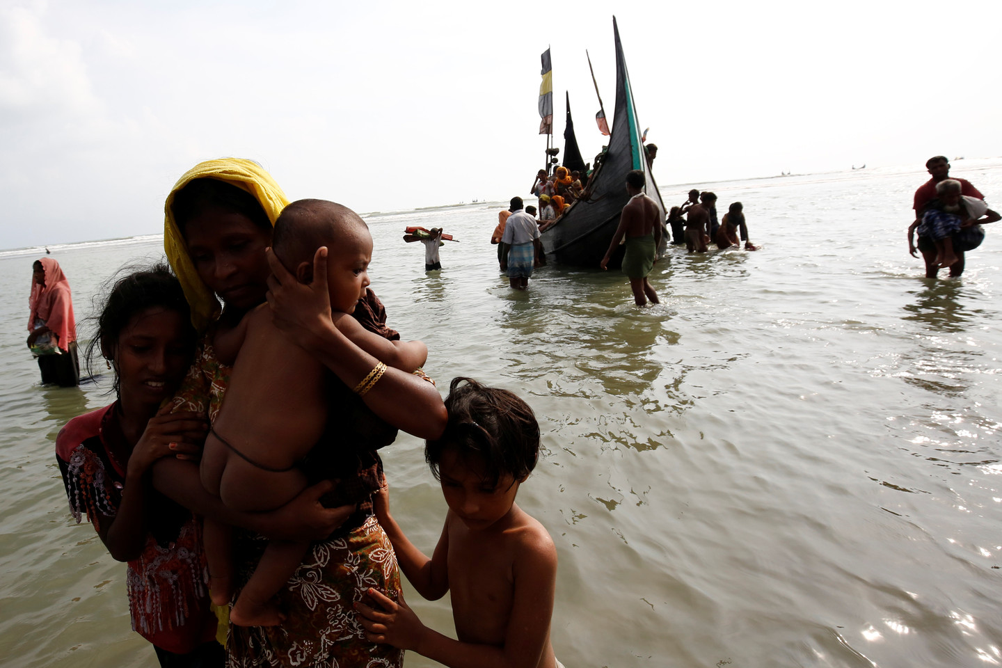 Rohinjai laivais mėgina pasiekti Bangladešą.<br> Reuters/Scanpix nuotr.
