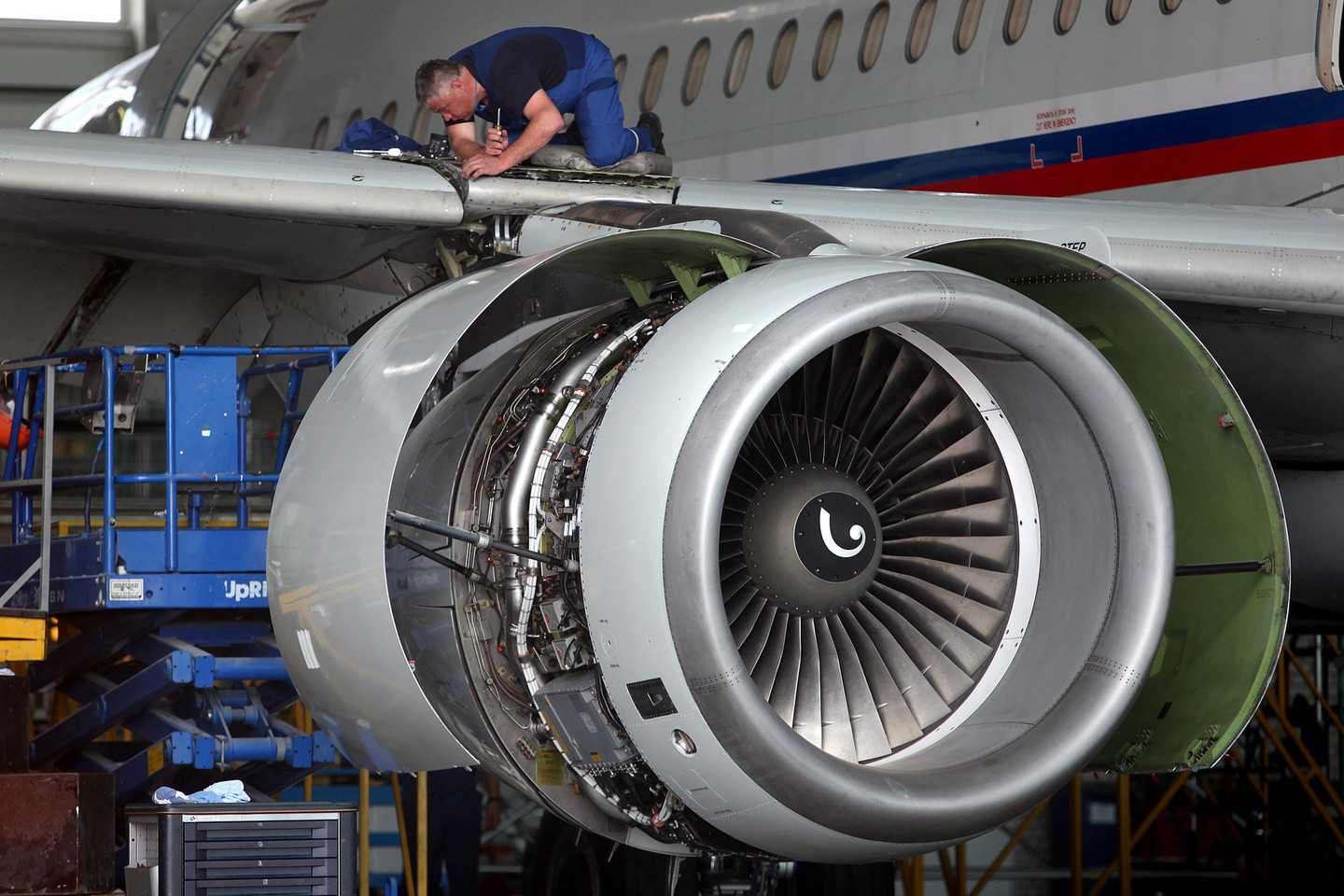 Pasitelkusi korupcines schemas, „Airbus“ tariamai sugebėjo 2016 metais parduoti orlaivius tam tikroms šalims, įskaitant Kazachstaną, Kiniją ir Indoneziją.