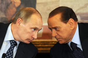 Silvio Berlusconi senam draugui Vladimirui Putinui įteikė netikėtą dovaną