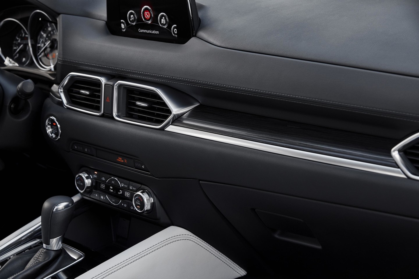 „Mazda CX-5“ salonas tvarkingas, ergonomiškas, erdvus ir puikiai įrengtas.<br>Gamintojo nuotr.