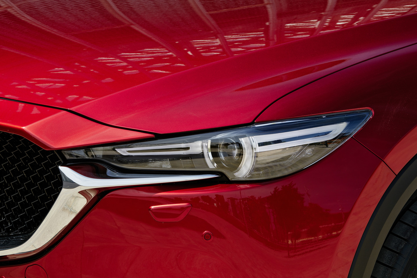 „Mazda CX-5“ turi bene įspūdingiausius savo segmente priekinius žibintus.<br>Gamintojo nuotr.