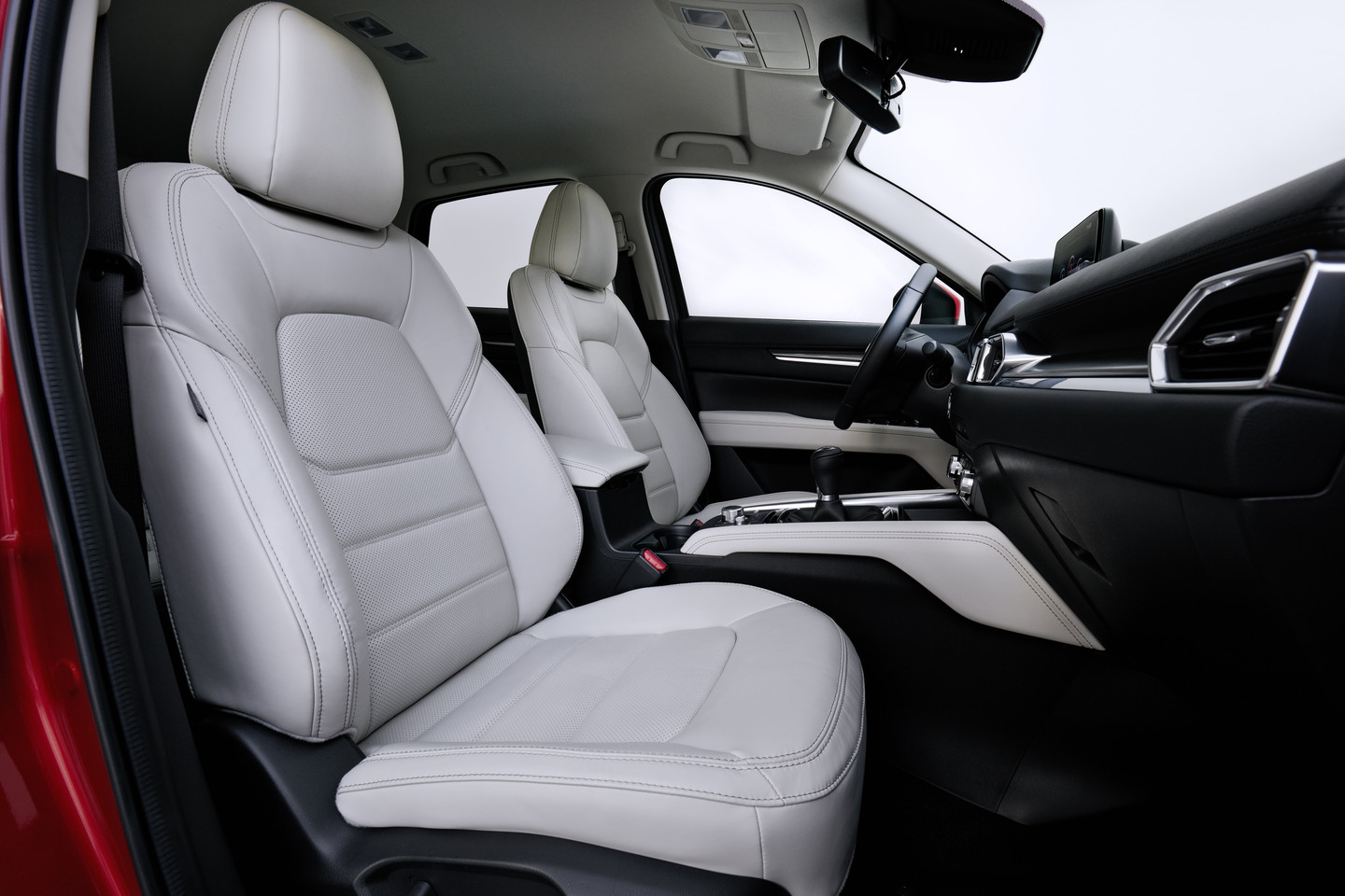 „Mazda CX-5“ salonas tvarkingas, ergonomiškas, erdvus ir puikiai įrengtas.<br>Gamintojo nuotr.