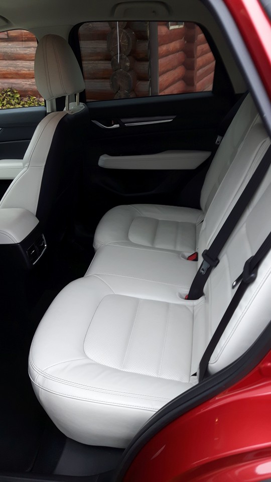 „Mazda CX-5“ salonas tvarkingas, ergonomiškas, erdvus ir puikiai įrengtas.<br>S. Rinkevičiaus nuotr.
