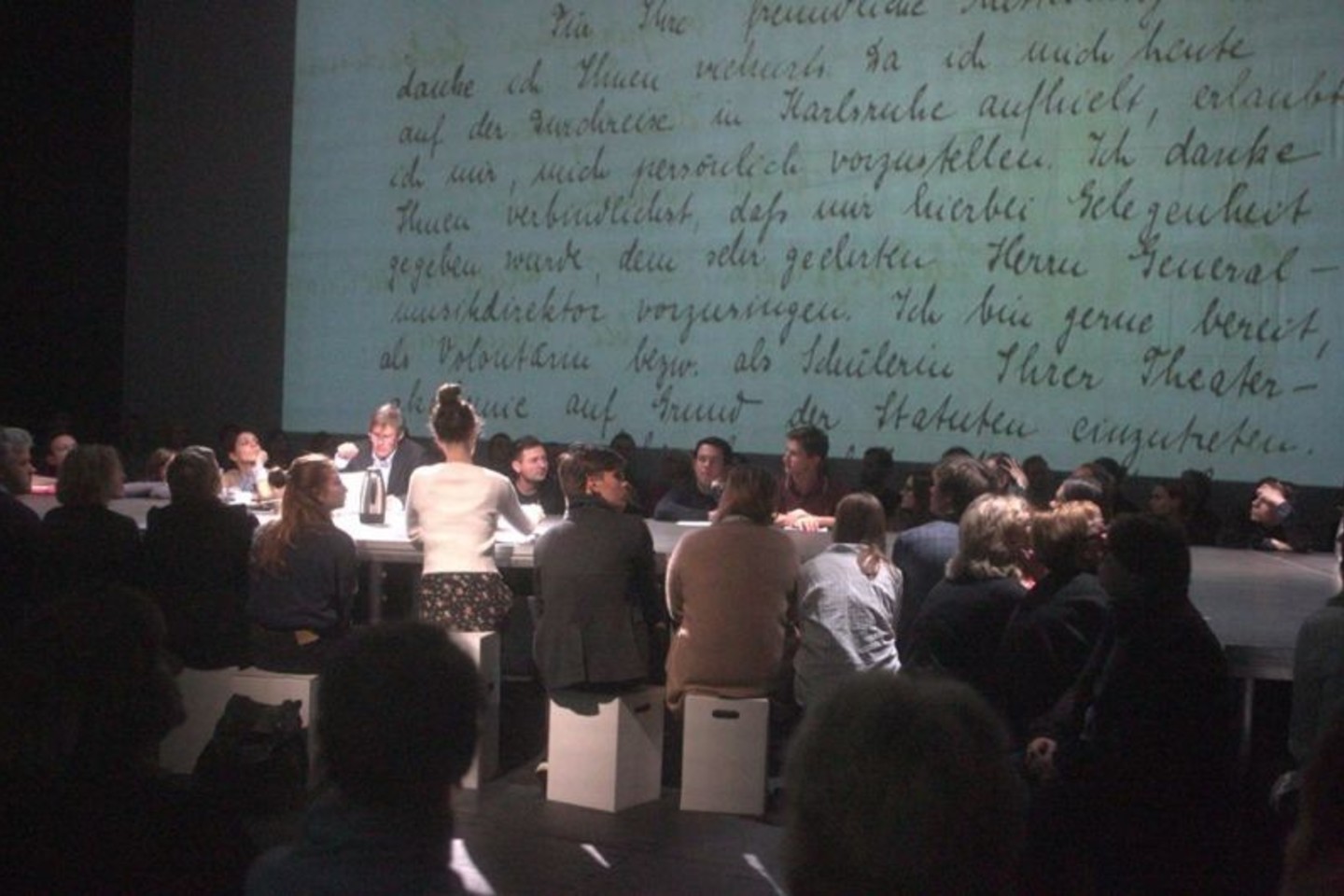 „Teatro atminimo akmenys“: su žiūrovais prie vieno stalo.