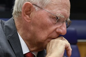 Postą paliekančiam Vokietijos finansų ministrui – dovanos ir „asmeniniai“ šimto eurų banknotai 