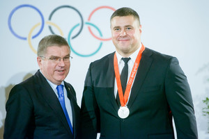 Mindaugas Mizgaitis sulaukė pelnyto medalio: olimpinį sidabrą įteikė IOC prezidentas