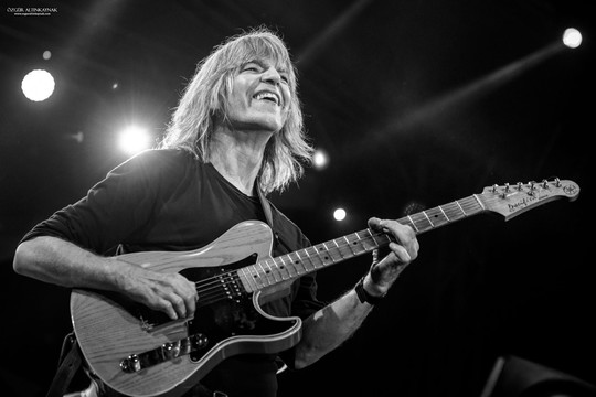 Į Vilnių atvykstantis Mike‘as Sternas – gitaros virtuozas, galintis groti abiem sulaužytom rankom