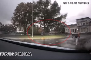 Prieš pareigūnų nosį „saulutes piešęs“ vairuotojas tai prisimins ilgam