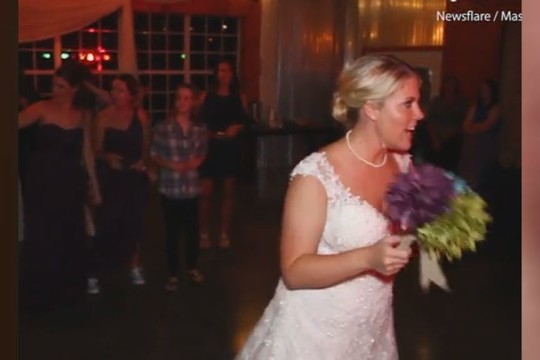 Juokas iki ašarų – nuotakos puokštės metimas baigėsi kurioziškai