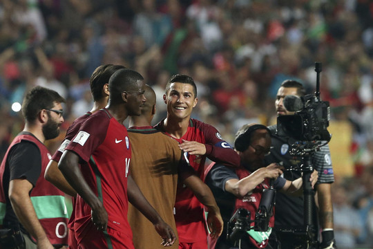 Portugalijos rinktinė jau pasaulio futbolo čempionate, už borto – stebuklo nesukūrę olandai