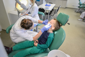  Kaune patikrino vaikų dantis. Tai, ką rado, pašiurpino