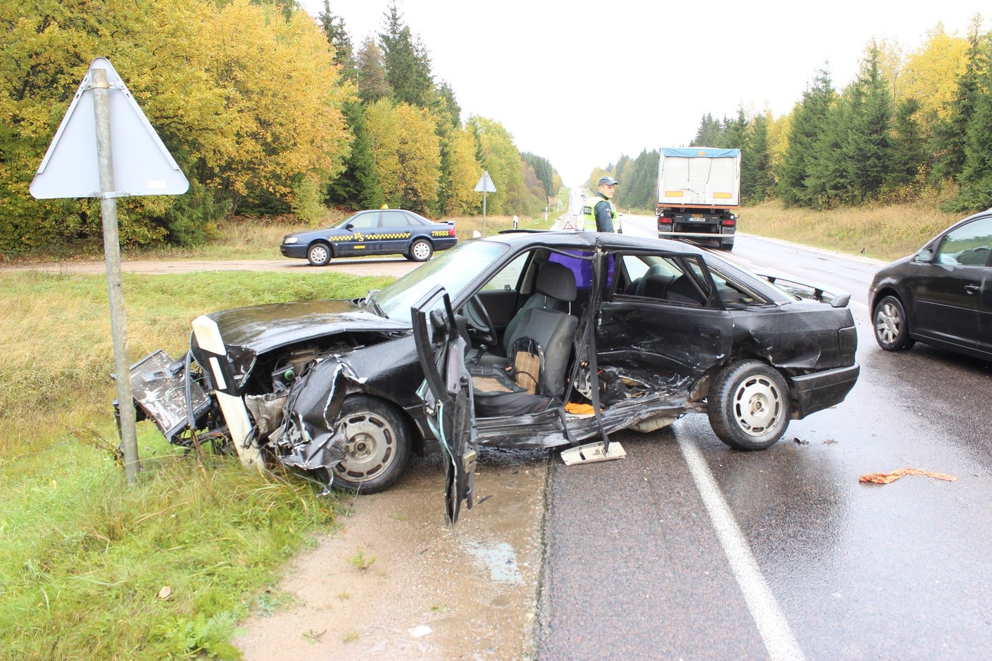 Kelyje Telšiai-Plungė susidūrė trys automobiliai, avariją sukėlė girtas vairuotojas.