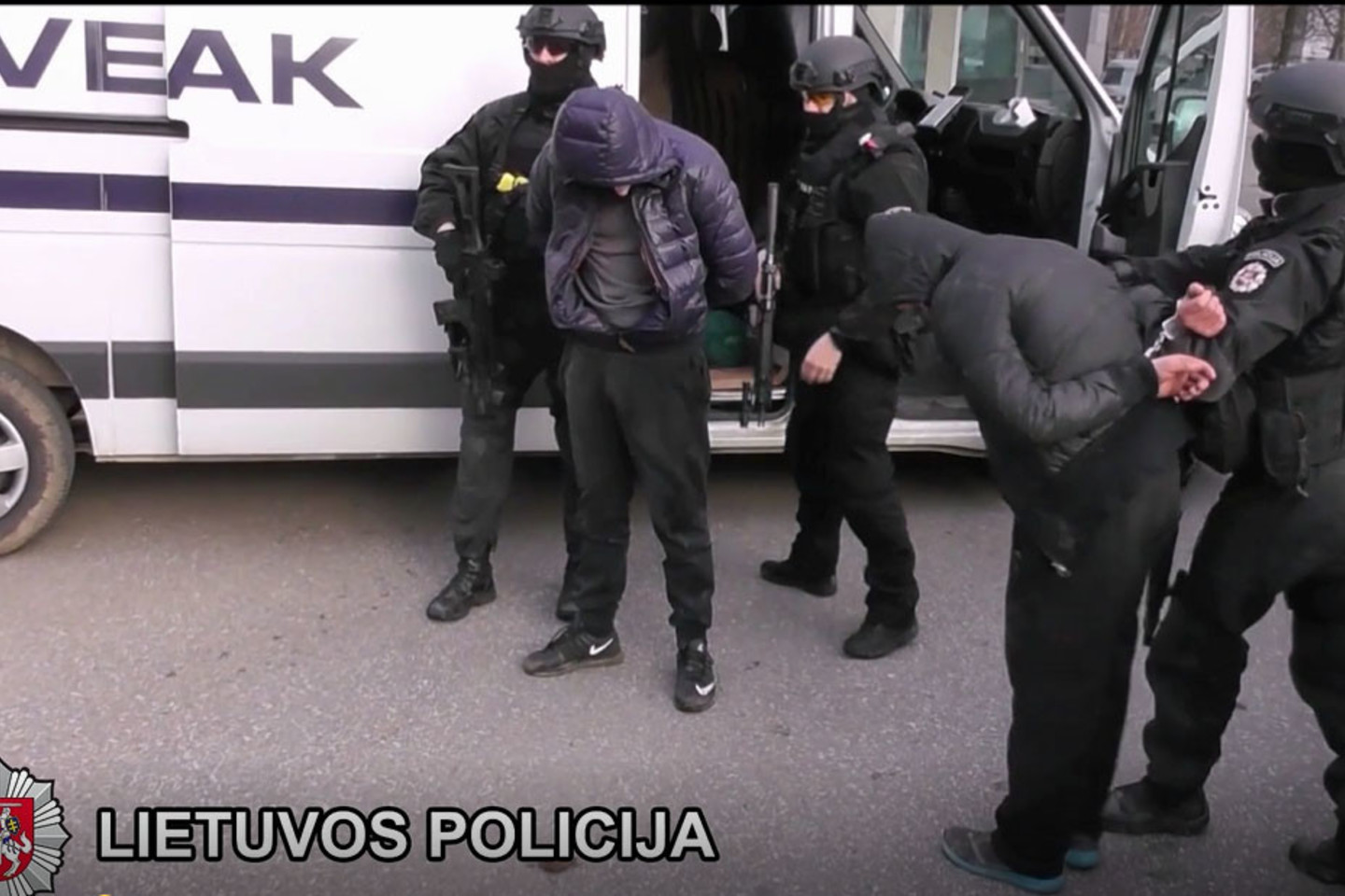 Į teismą siunčiama plėšikų gauja, skriaudusi prekes pristatančius kurjerius.