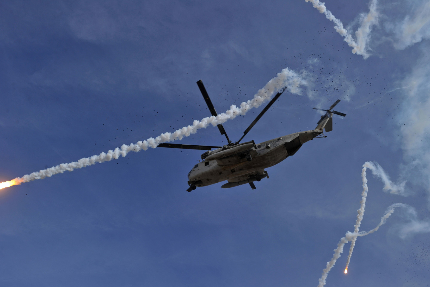 Transportinis sraigtasparnis CH-53 „nusileido“ prieš pat užsiliepsnodamas.<br> AFP/Scanpix nuotr.
