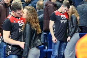 Krepšinio varžybose Justinas Jankevičius ir mylimoji Greta neslėpė šiltų jausmų