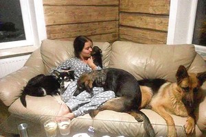 Žiauriai kankintą šunį gelbėjusiai merginai klijuojama vagilės etiketė