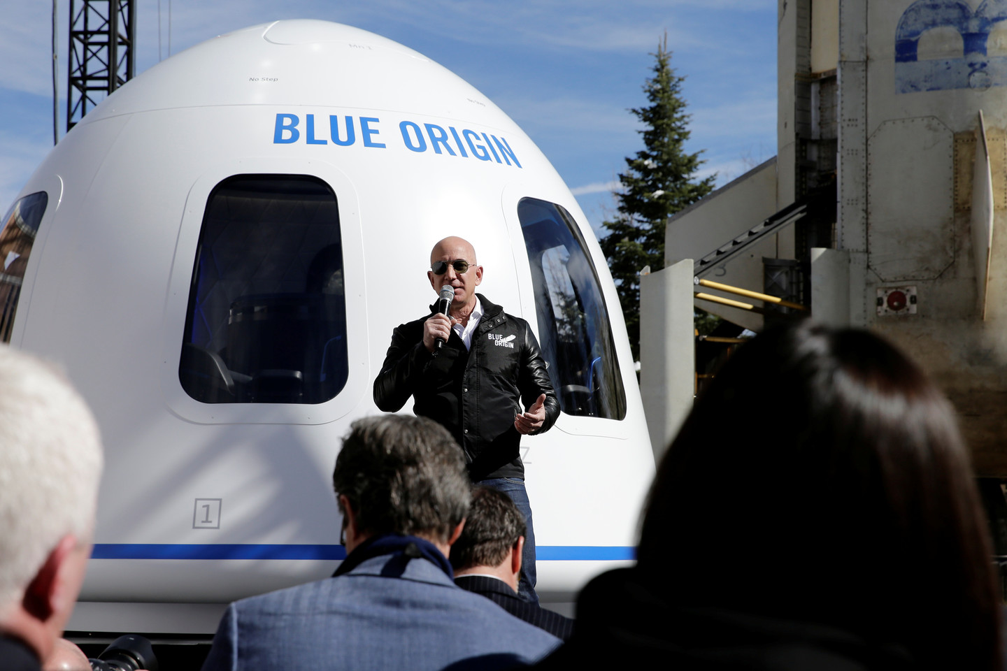 Privati kompanija „Blue Origin“ teigia, kad skraidinti į kosmosą turistus bus pasirengusi jau 2019 metų balandį.