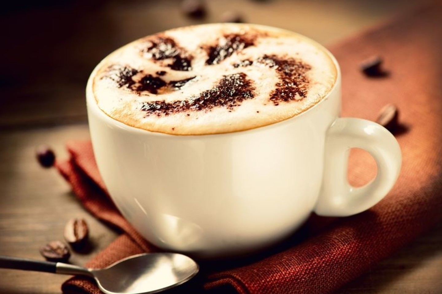  Didesnį mėgstamos kavos su pienu puodelį pakeiskite mažesniu.<br> 123rf.com nuotr.