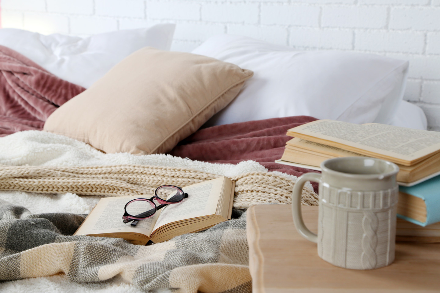 Jaukūs paklotai, pagalvėlės, dekoratyvios servetėlės, kailis, vilna padeda sukurti jaukumą namuose.<br>Nuotr. „123rf.com“