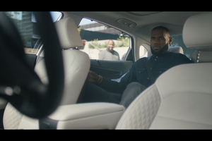 LeBronas Jamesas nusifilmavo unikalioje reklamoje – kiti gamintojai to rodyti nedrįso