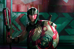 Aktorius Chrisas Hemsworthas mojuodamas kūju susikrovė milijonus 