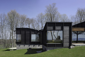 445 kv. metrų namo statyboms naudojo aplink rastas medžiagas