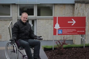 Neįgaliojo vežimėliu į televizijos bokštą: išvyka baigėsi vos prasidėjusi