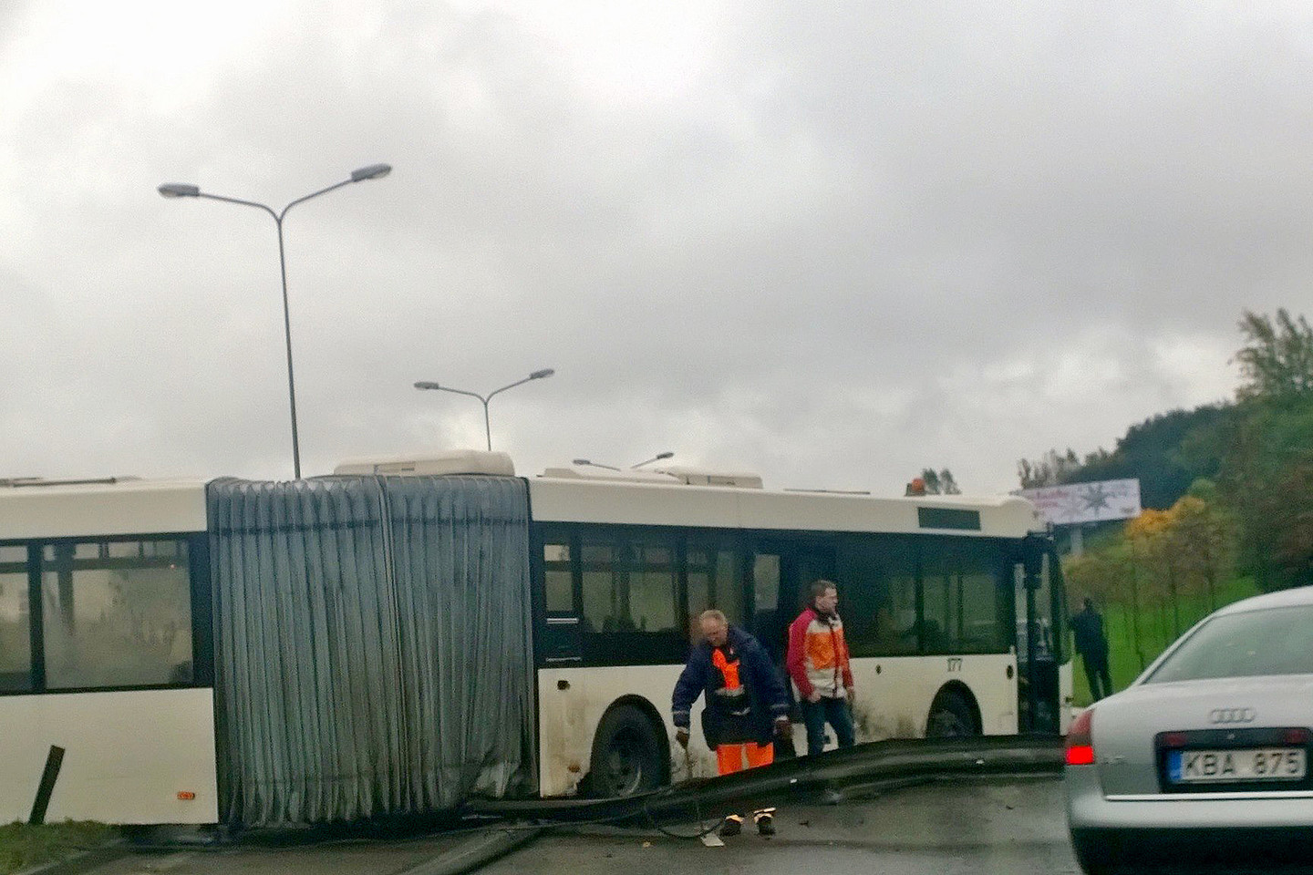 Vilniuje autobusas išlaužė atitvarus ir paralyžiavo eismą judrioje gatvėje.