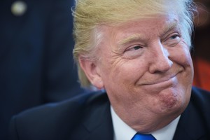 Donaldas Trumpas toliau daužo savo pirmtako palikimą